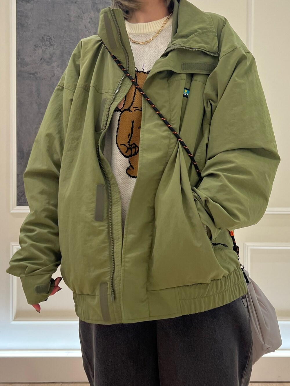 「ジャケット、ジャケットコーデ、シンプル、デニム、デニムパンツ、今日のコーデ、ゆるコーデ、メンズライク、メンスアイテム、メンズライク女子、トムとジェリー、秋服まるっと大公開、秋色、オーバーサイズ」｜「Franklin Climbingの【Franklin Climbing】カスケードスタンドジャケット（ナイロンジャケット、グリーン系）」を使った、TOTO_fredyさん（レディース・164cm）の秋コーディネートの2枚目の写真