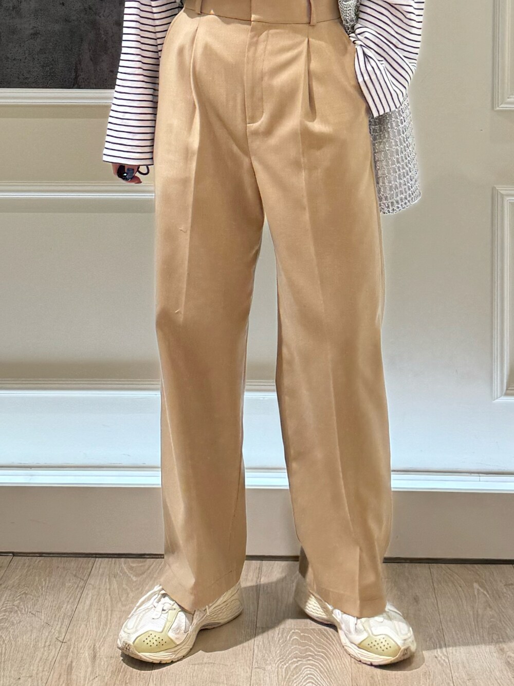 ブルー系のTシャツ/カットソー、ベージュ系のその他パンツ、シルバー系のトートバッグを着用したレディースの春コーディネートの3枚目の写真