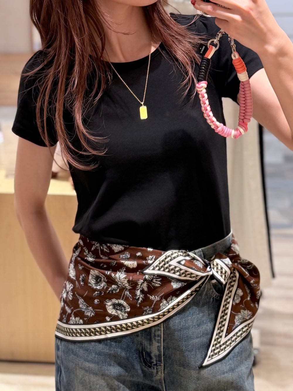 グレー系のTシャツ/カットソー、ブルー系のデニムパンツを着用したレディースの夏コーディネートの3枚目の写真