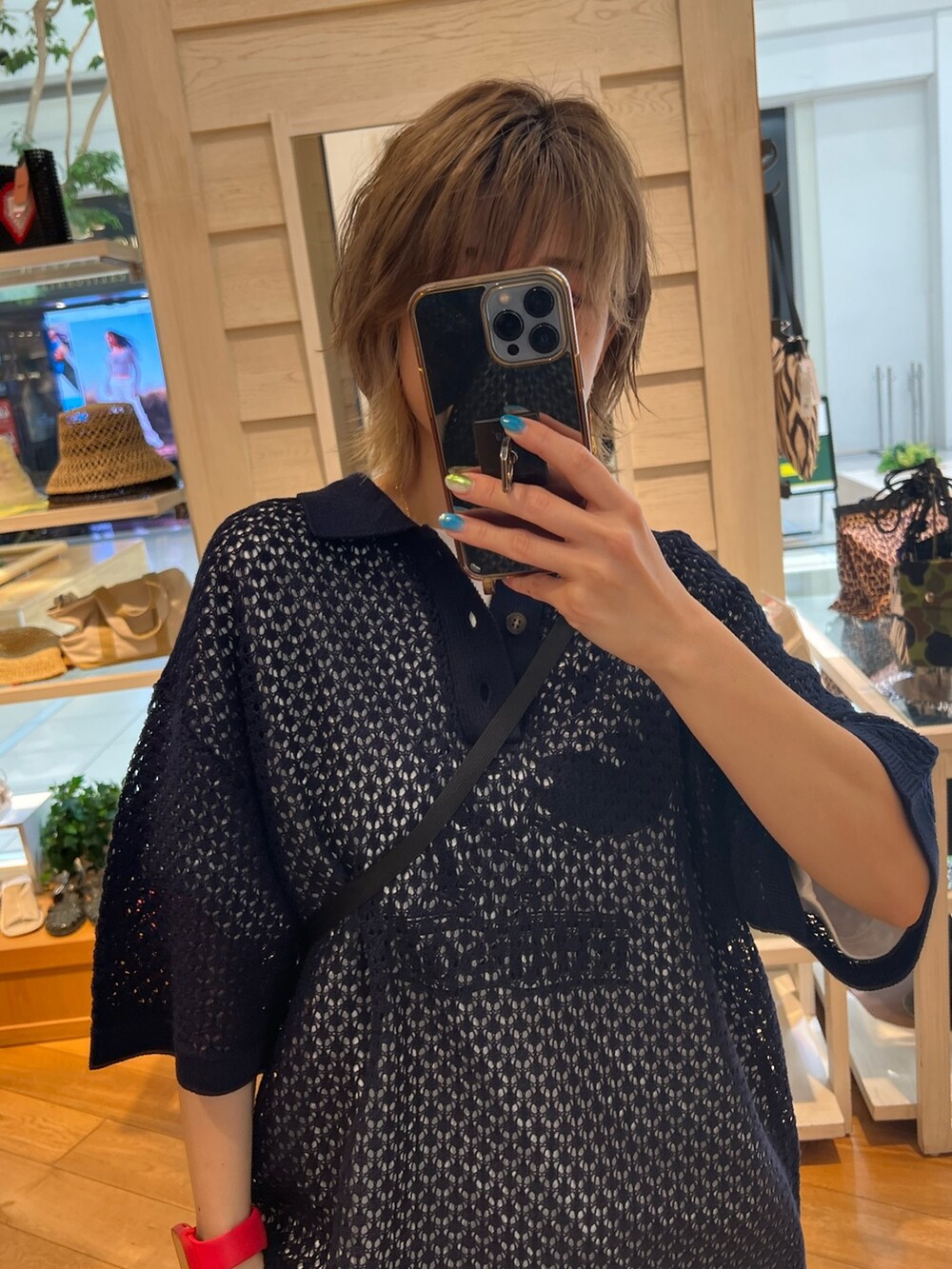 ブルー系のポロシャツ、グリーン系のその他パンツ、ブラック系のサンダルを着用したレディースの夏コーディネートの2枚目の写真