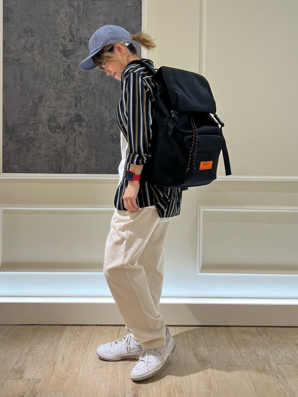 ブラウン系のシャツ/ブラウス、ホワイト系のその他パンツ、ブルー系のキャップを着用したレディースの秋コーディネートの3枚目の写真