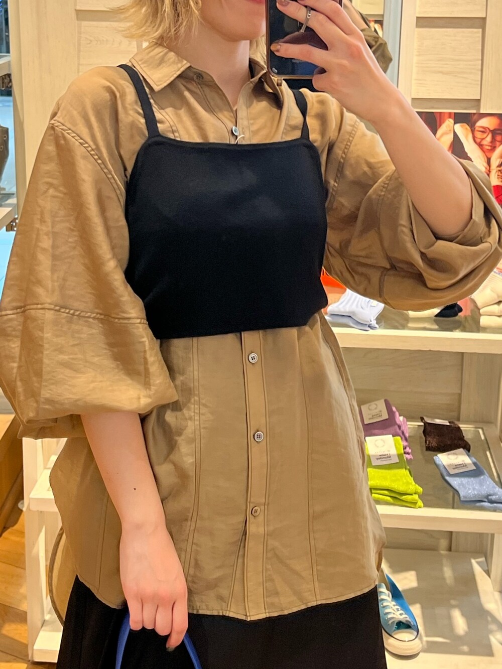 ブラック系のニット/セーター、ブラウン系のシャツ/ブラウス、ブラック系のサンダルを着用したレディースの夏コーディネートの2枚目の写真