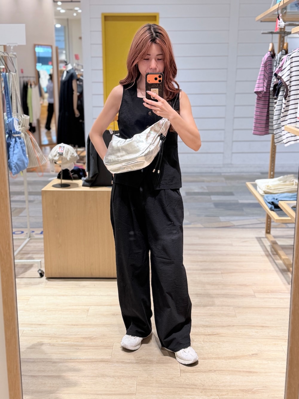 ブラック系のシャツ/ブラウス、ブラック系のその他パンツ、ブラック系のショルダーバッグを着用したレディースの夏コーディネートの2枚目の写真