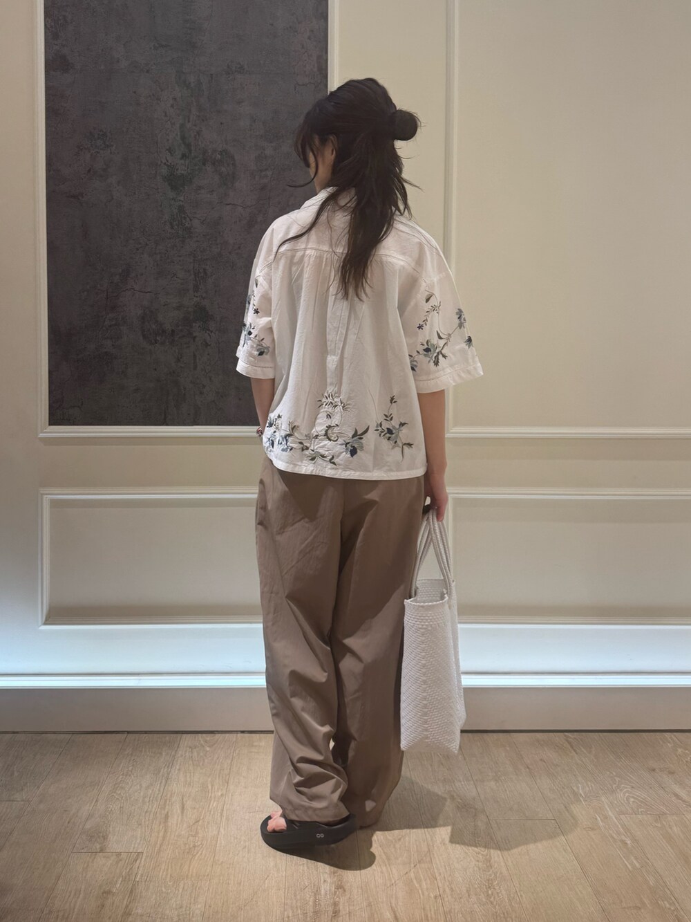 ホワイト系のシャツ/ブラウス、イエロー系のその他パンツ、ホワイト系のかごバッグを着用したレディースの春コーディネートの4枚目の写真