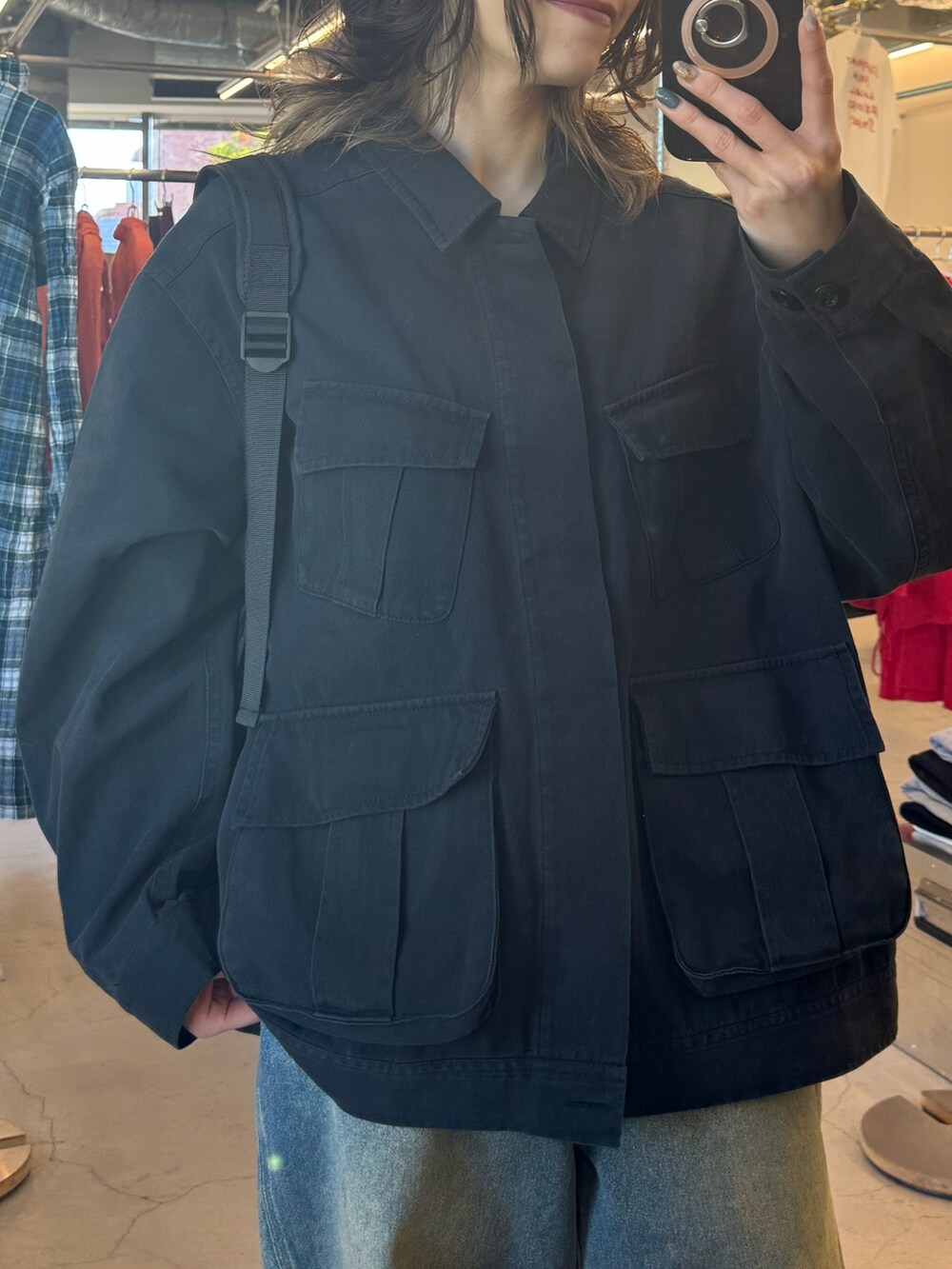ブラック系のブルゾン、ブルー系のデニムパンツ、ブラック系のバックパック/リュックを着用したレディースの冬コーディネートの4枚目の写真