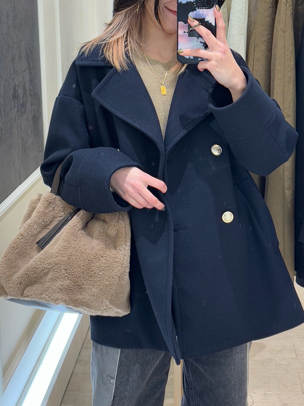 「冬コーデ、ホワイトコーデ、デニム、カジュアルスタイル、休日スタイル、シンプル、オトナ女子、あったかコーデ、マイベストコーデ2024、大人かわいい、Pコート、アウター、アウターONアウター、アウター　、ニット」｜「fredy emueのウール混ミドル丈Pコート（ピーコート、ブルー系）」を使った、TOTO_fredyさん（レディース・164cm）の冬コーディネートの2枚目の写真