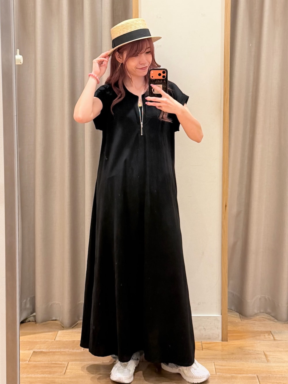 ブラック系のワンピース、ベージュ系のハットを着用したレディースの夏コーディネートの3枚目の写真