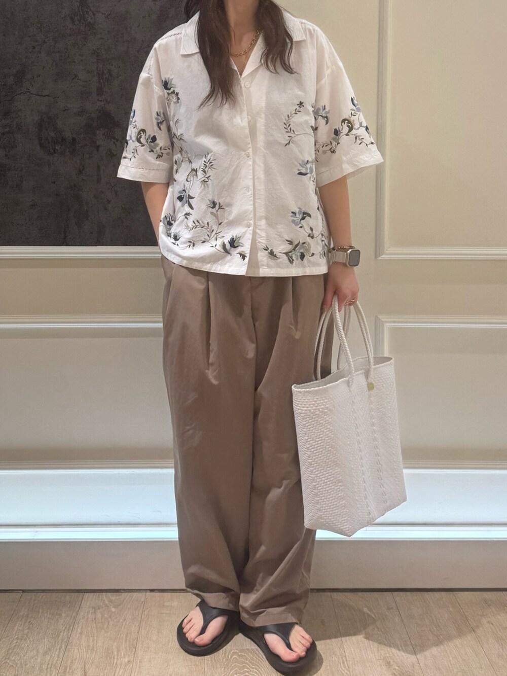 ホワイト系のシャツ/ブラウス、イエロー系のその他パンツ、ホワイト系のかごバッグを着用したレディースの春コーディネートの3枚目の写真