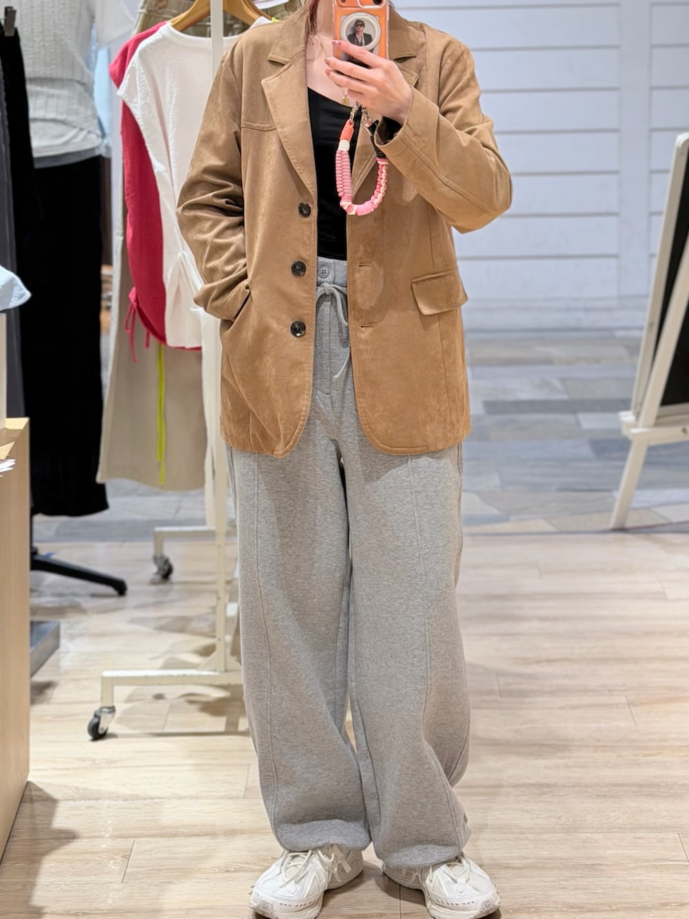 グレー系のその他パンツ、イエロー系のテーラードジャケットを着用したレディースの秋コーディネートの2枚目の写真
