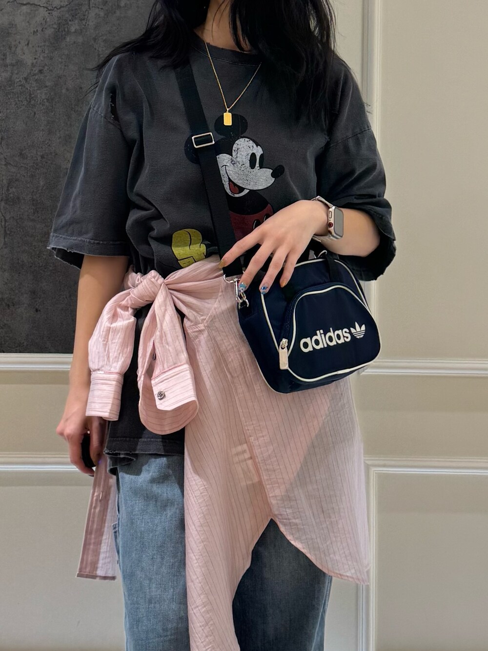 ブルー系のデニムパンツ、ピンク系のシャツ/ブラウスを着用したレディースの夏コーディネートの2枚目の写真