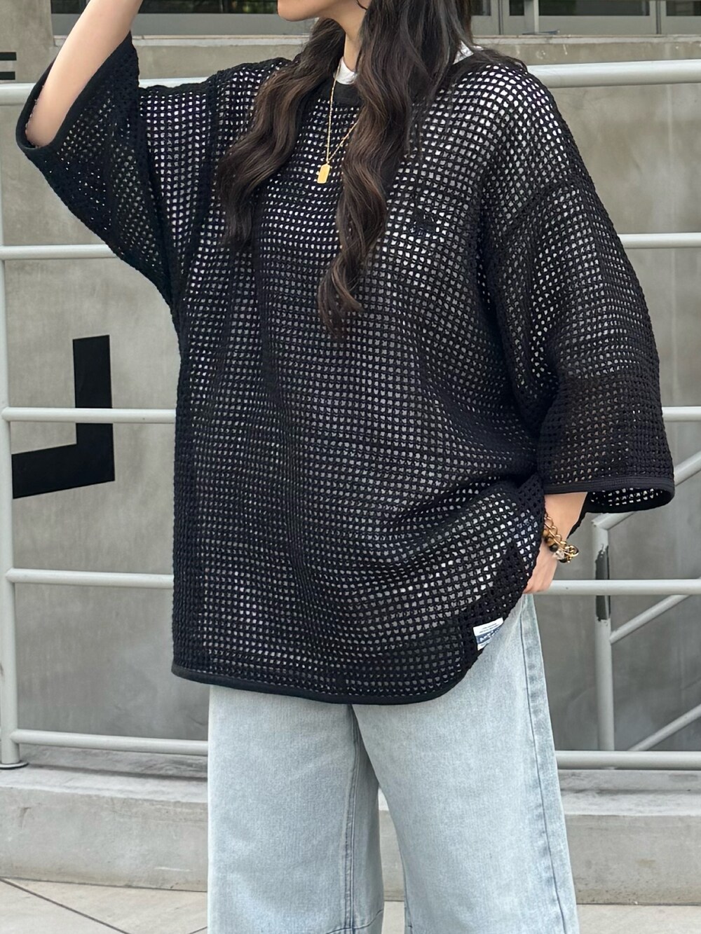 ブラック系のTシャツ/カットソー、シルバー系のサンダルを着用したレディースの春コーディネートの3枚目の写真