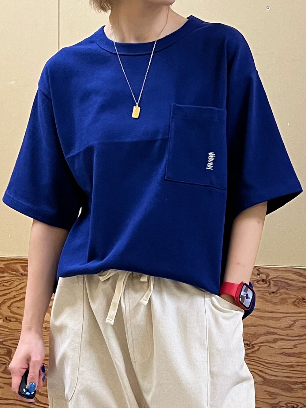 ブルー系のTシャツ/カットソー、ホワイト系のその他パンツ、ブラック系のサンダルを着用したレディースの夏コーディネートの2枚目の写真