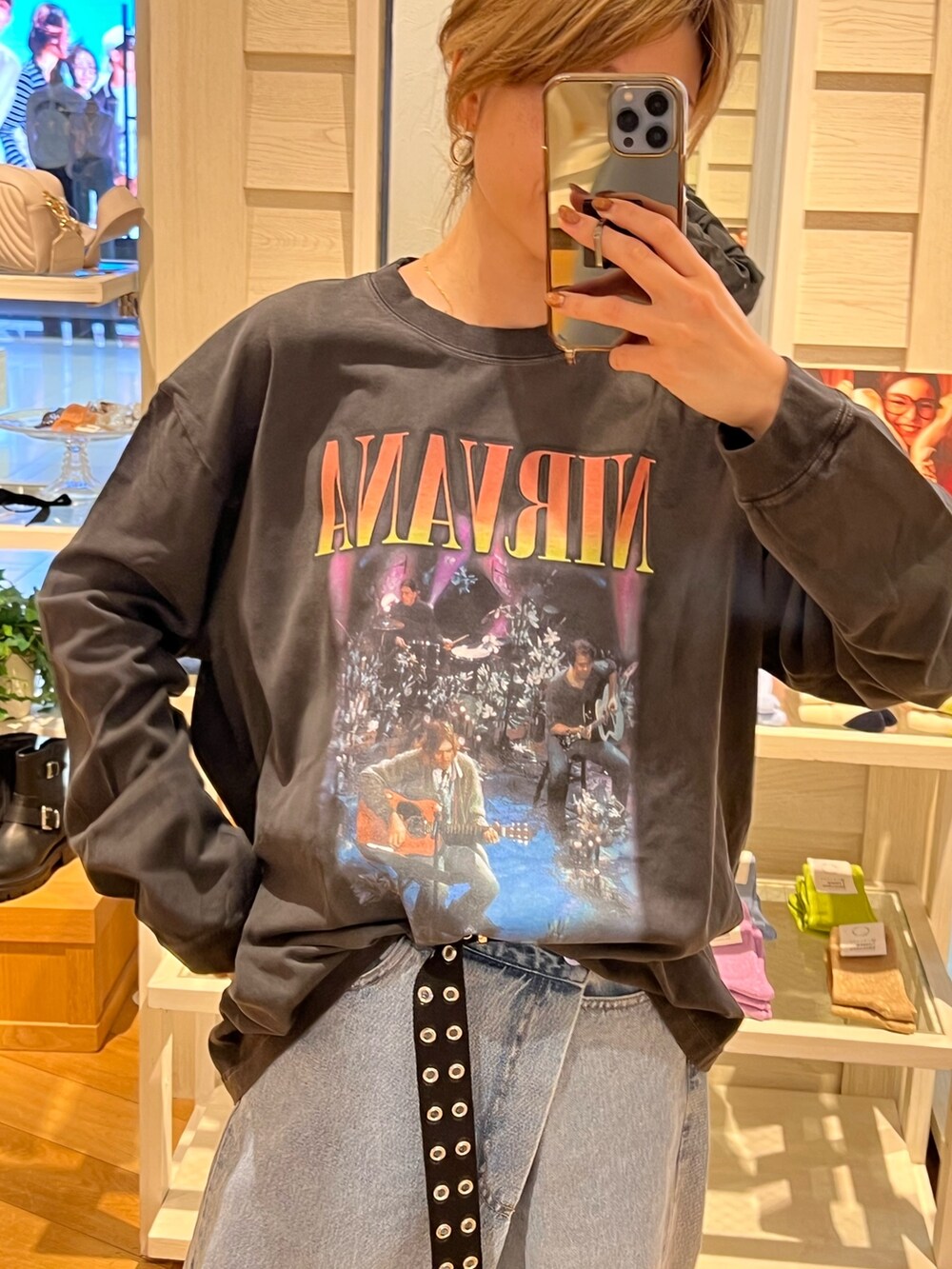 ベージュ系のショルダーバッグ、ブラック系のTシャツ/カットソー、ブルー系のデニムパンツを着用したレディースの秋コーディネートの3枚目の写真