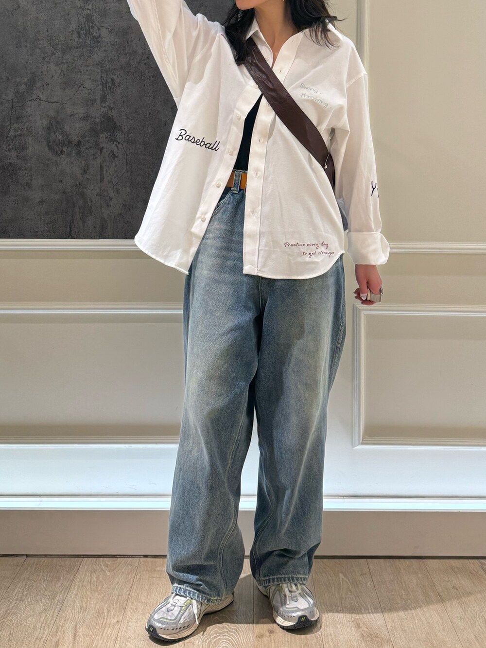 ホワイト系のシャツ/ブラウス、ブルー系のデニムパンツ、ブラウン系のショルダーバッグを着用したレディースの春コーディネートの2枚目の写真