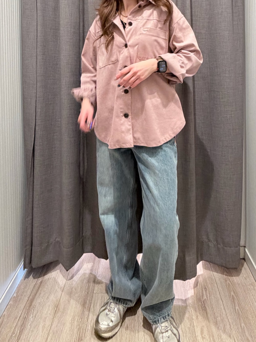 ピンク系のシャツ/ブラウス、ブルー系のデニムパンツを着用したレディースの冬コーディネートの3枚目の写真