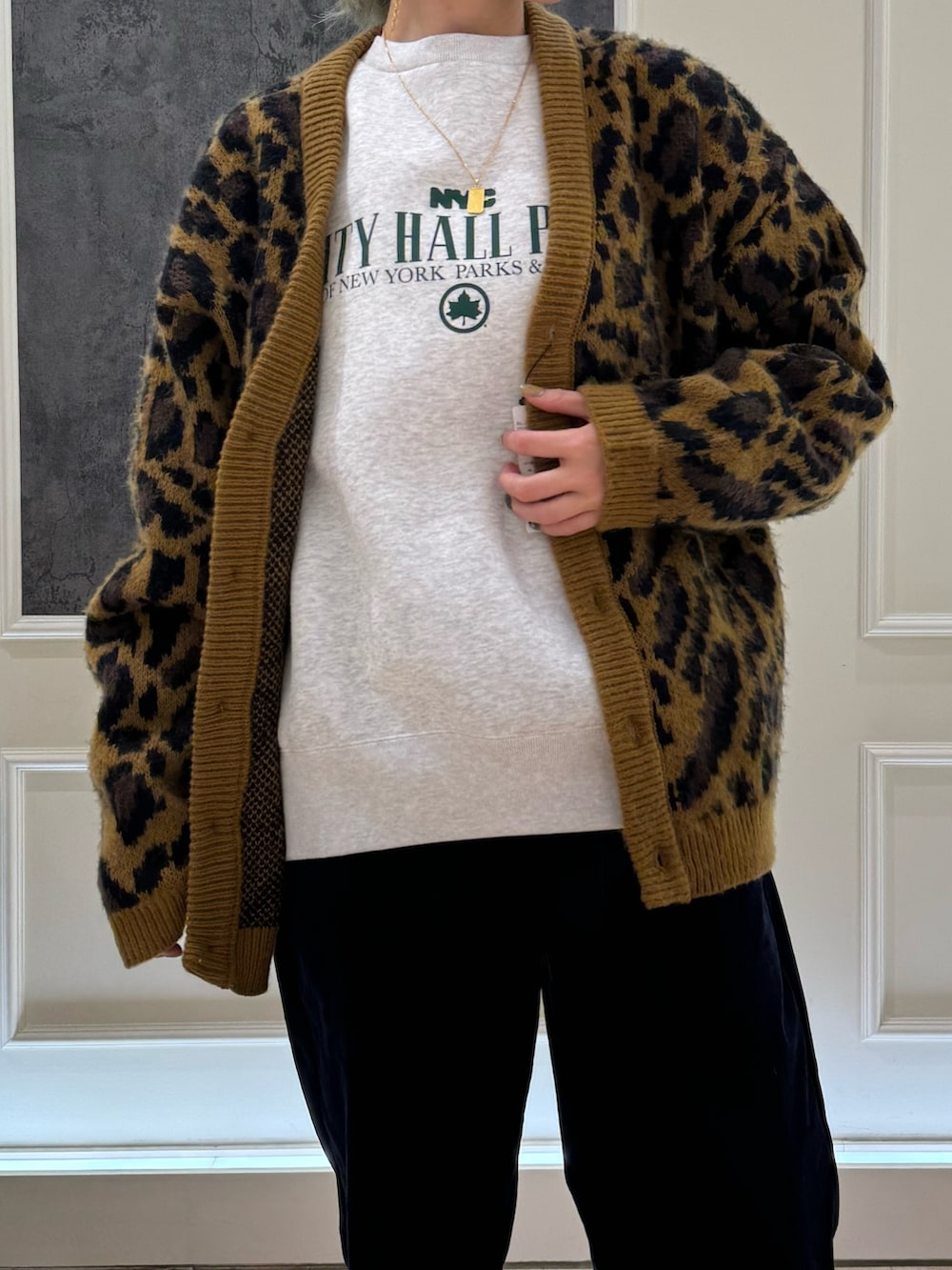 ブラック系のその他パンツ、グレー系のサンダル、イエロー系のカーディガン/ボレロを着用したレディースの秋コーディネートの2枚目の写真