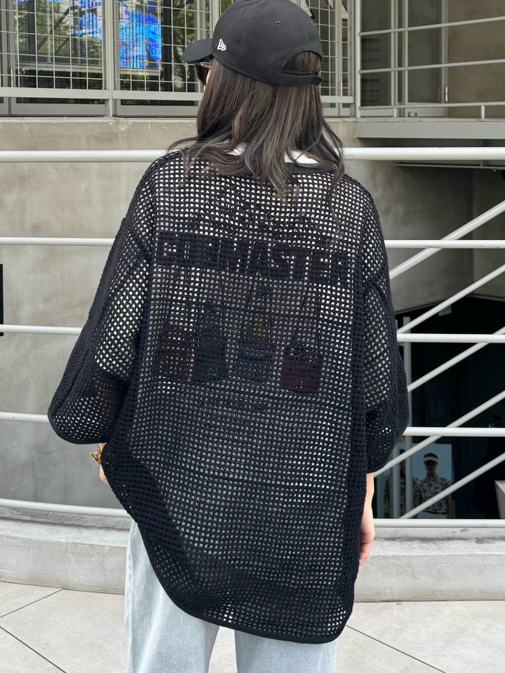 ブラック系のTシャツ/カットソー、シルバー系のサンダルを着用したレディースの春コーディネートの4枚目の写真
