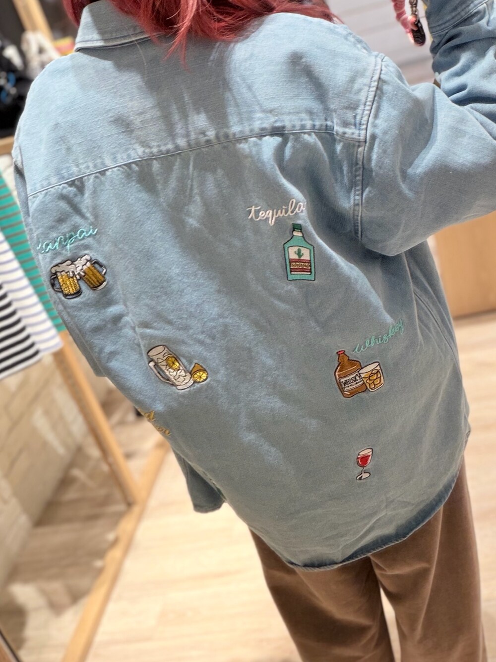 ブルー系のシャツ/ブラウス、ベージュ系のスウェットパンツを着用したレディースの秋コーディネートの3枚目の写真
