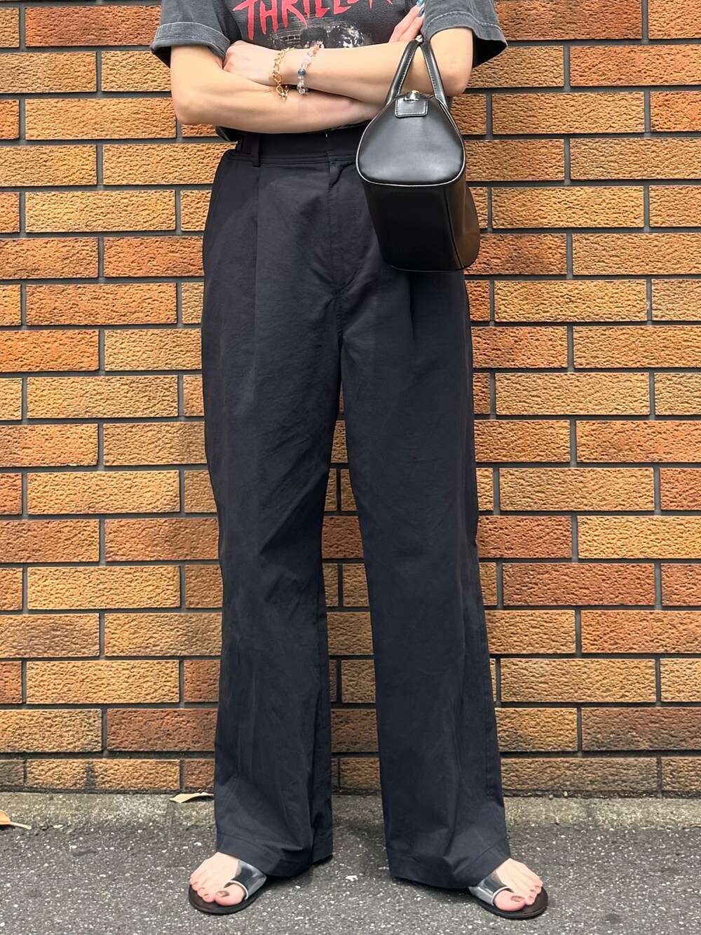 グレー系のTシャツ/カットソー、ブラック系のチノパンツを着用したレディースの春コーディネートの4枚目の写真