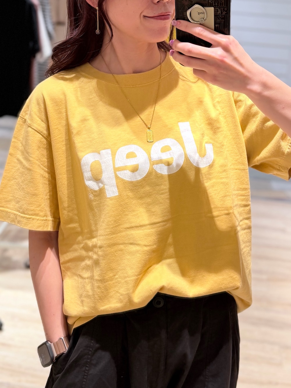 イエロー系のTシャツ/カットソー、ブラック系のその他パンツを着用したレディースの夏コーディネートの2枚目の写真