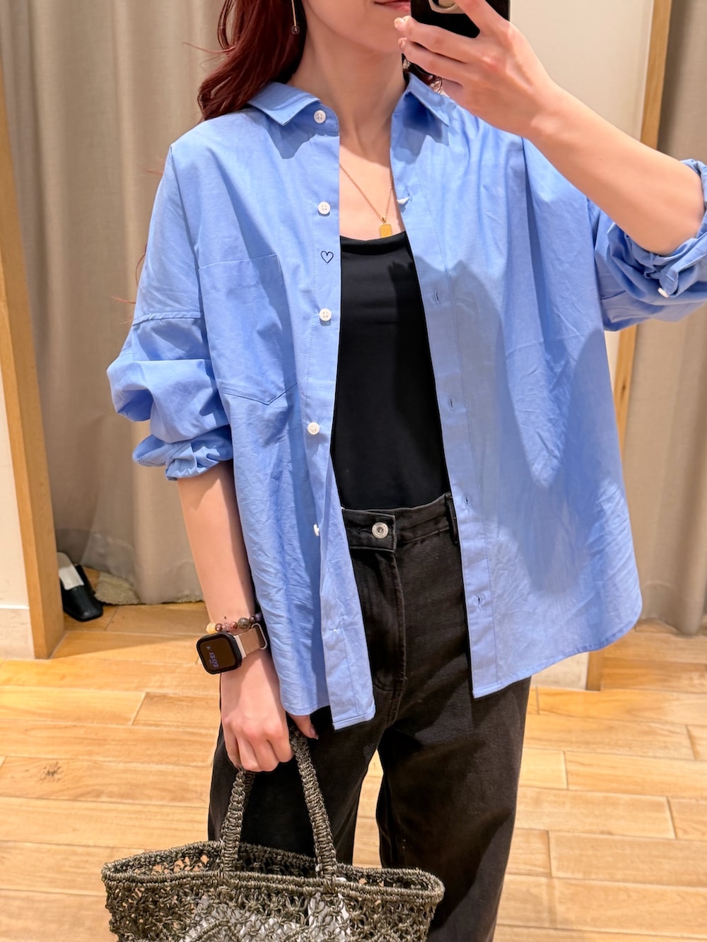 ブルー系のシャツ/ブラウス、ブルー系のデニムパンツ、ブラウン系のトートバッグを着用したレディースの春コーディネートの3枚目の写真