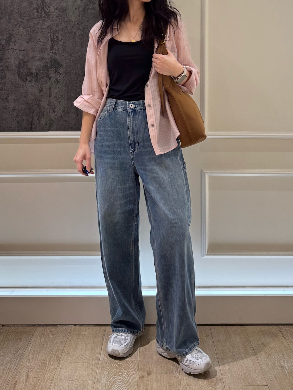 ピンク系のシャツ/ブラウス、ブルー系のデニムパンツを着用したレディースの夏コーディネートの2枚目の写真