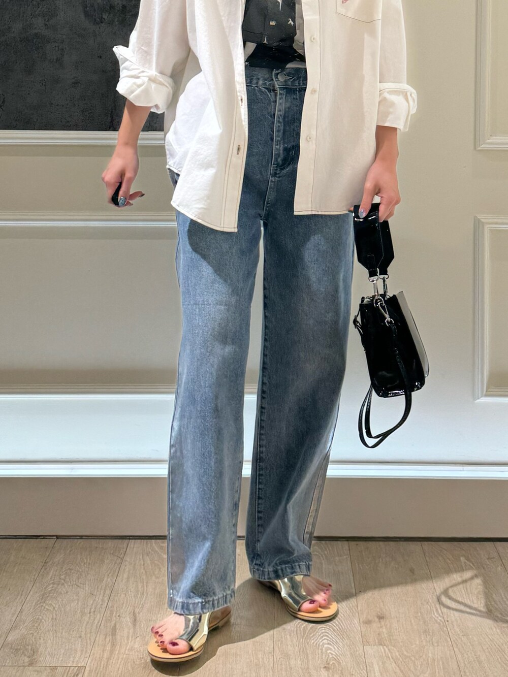 ホワイト系のシャツ/ブラウス、ブルー系のデニムパンツ、ホワイト系のTシャツ/カットソーを着用したレディースの夏コーディネートの4枚目の写真