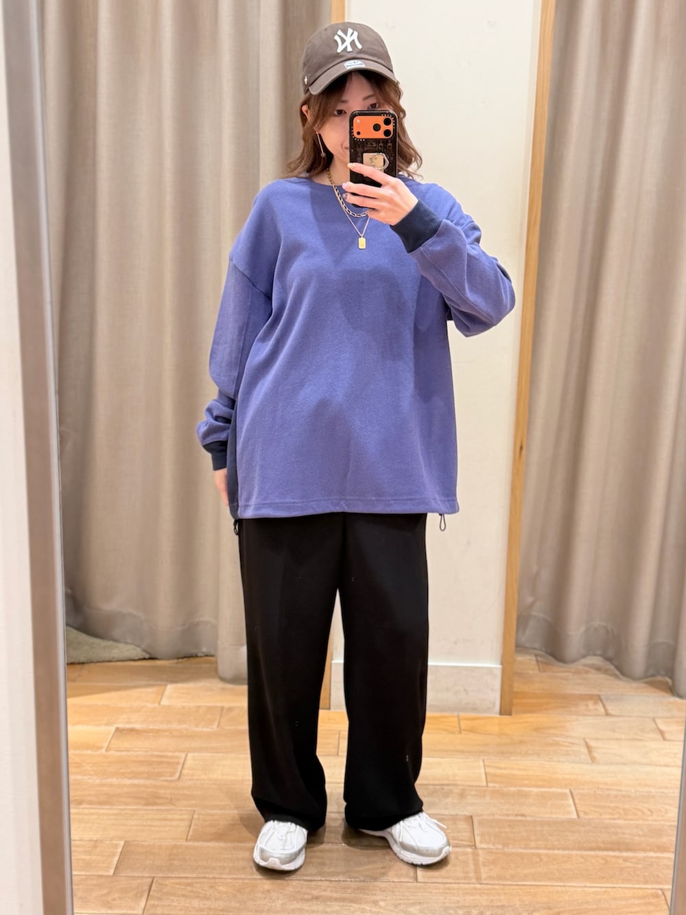 ブルー系のTシャツ/カットソー、ブラック系のスラックスを着用したレディースの春コーディネートの2枚目の写真