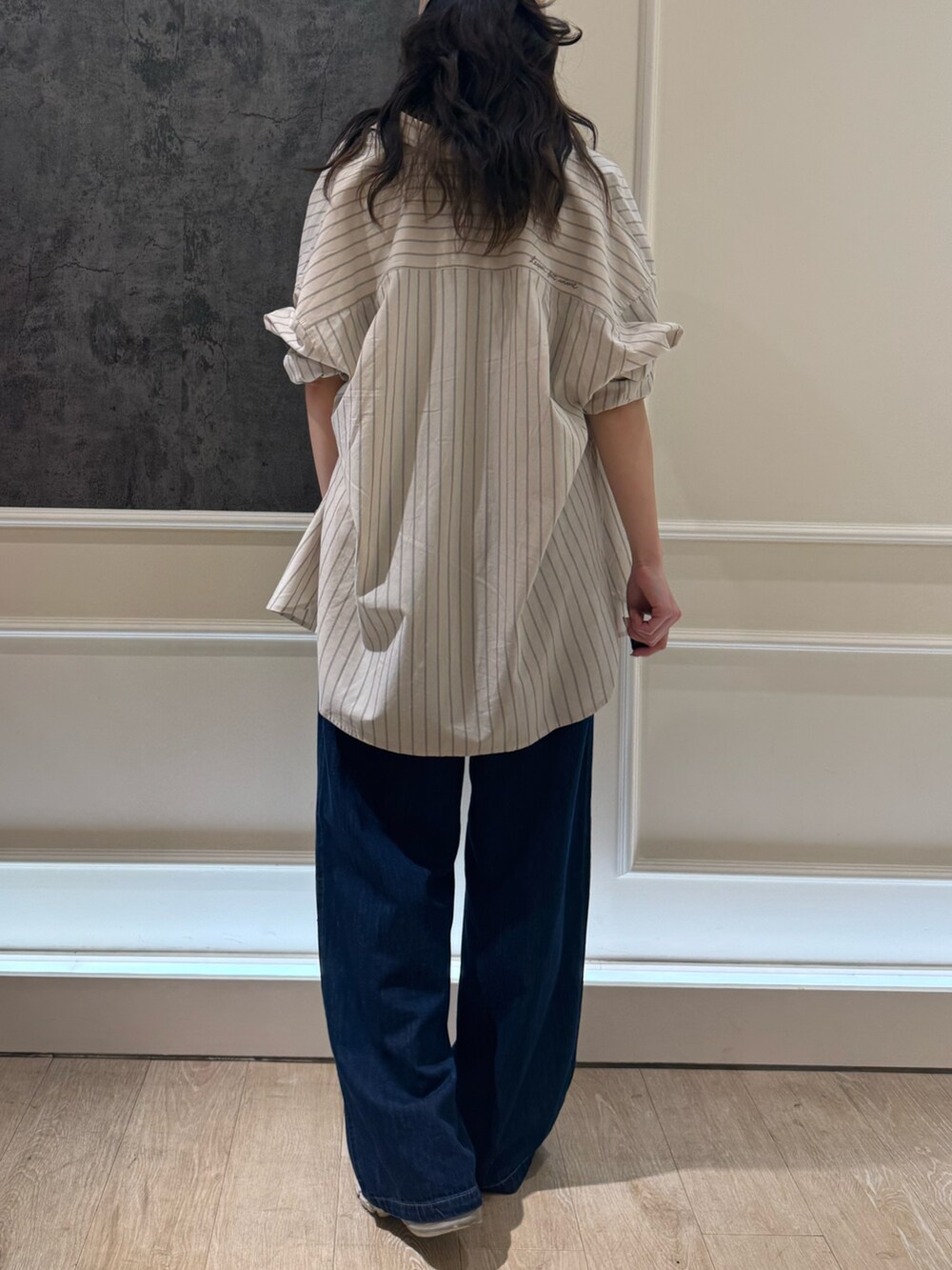 ベージュ系のシャツ/ブラウス、ブルー系のデニムパンツ、ホワイト系のTシャツ/カットソーを着用したレディースの夏コーディネートの3枚目の写真