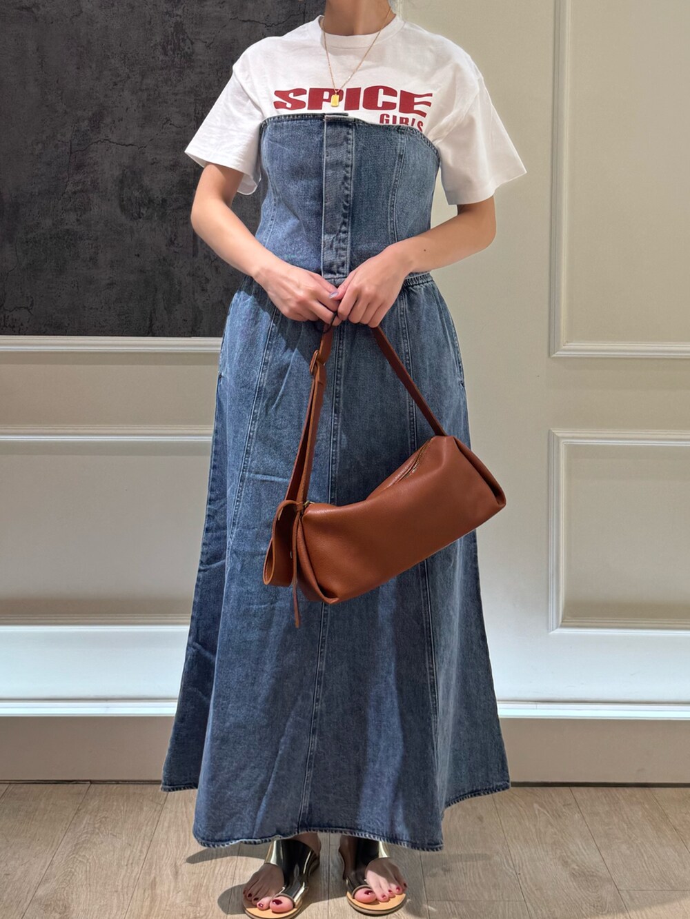 ブルー系のシャツ/ブラウス、ブルー系のスカート、イエロー系のショルダーバッグを着用したレディースの夏コーディネートの2枚目の写真