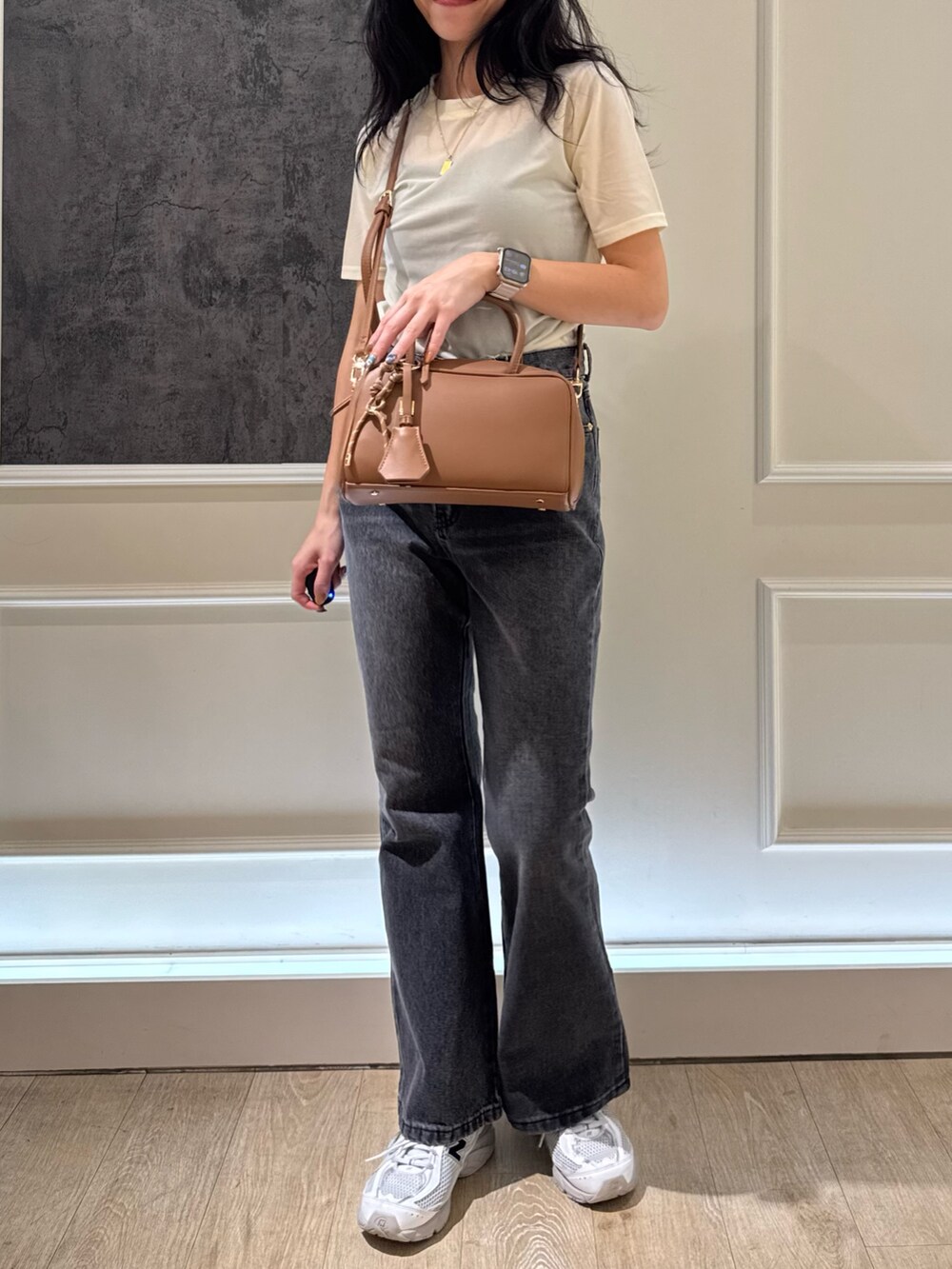 ベージュ系のTシャツ/カットソー、ブラック系のデニムパンツ、イエロー系のショルダーバッグを着用したレディースの夏コーディネートの3枚目の写真