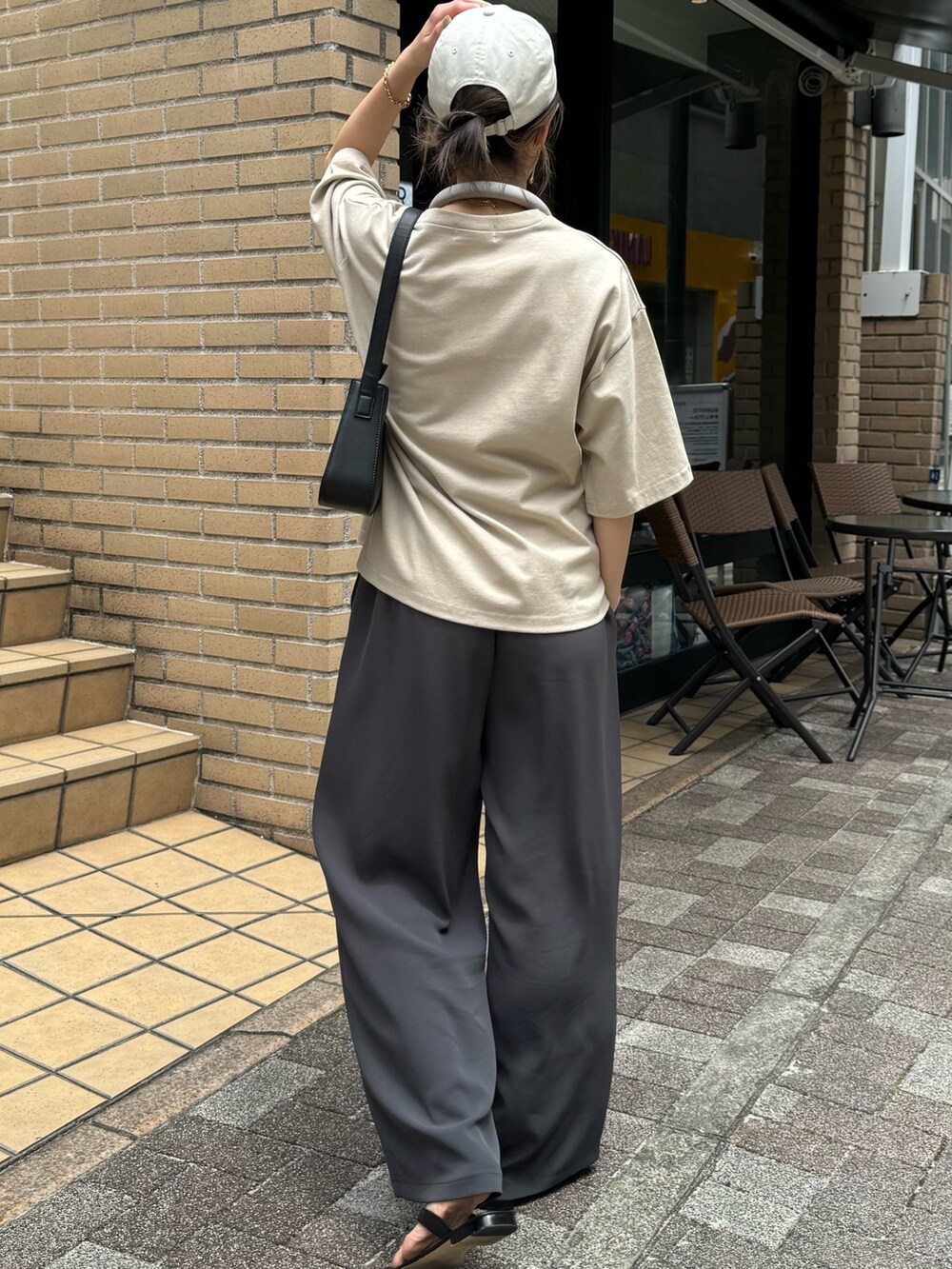 ベージュ系のTシャツ/カットソー、グレー系のその他パンツを着用したレディースの夏コーディネートの4枚目の写真