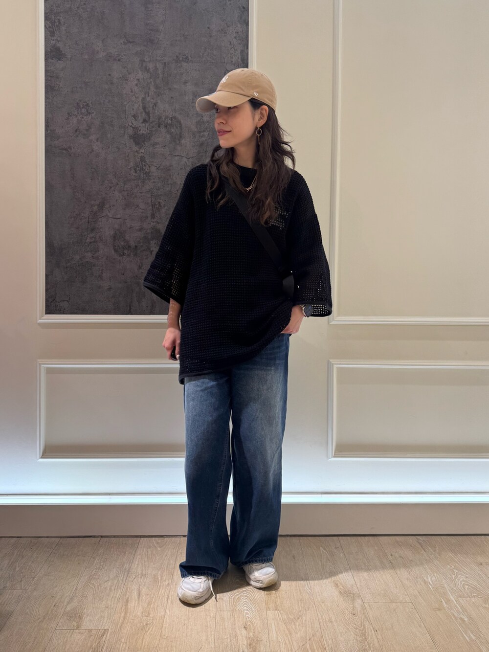 ブラック系のTシャツ/カットソー、ホワイト系のショルダーバッグ、ブルー系のデニムパンツを着用したレディースの夏コーディネートの4枚目の写真