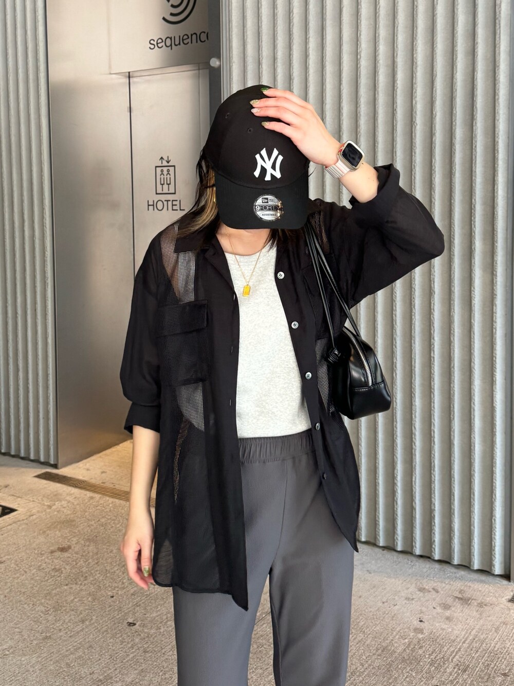 ブラック系のシャツ/ブラウス、グレー系のその他パンツ、グレー系のサンダルを着用したレディースの夏コーディネートの5枚目の写真