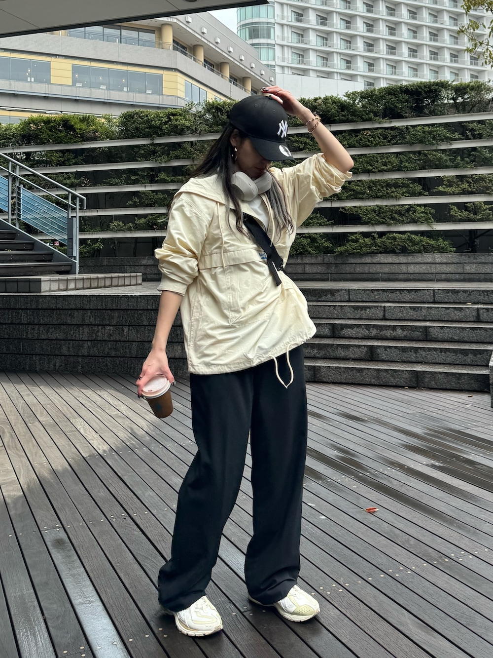 ホワイト系のナイロンジャケットを着用したレディースの春コーディネートの2枚目の写真