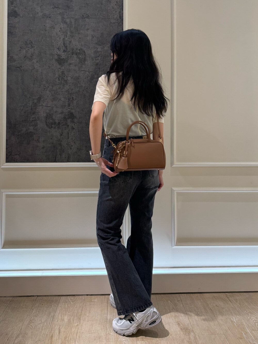 ベージュ系のTシャツ/カットソー、ブラック系のデニムパンツ、イエロー系のショルダーバッグを着用したレディースの夏コーディネートの4枚目の写真