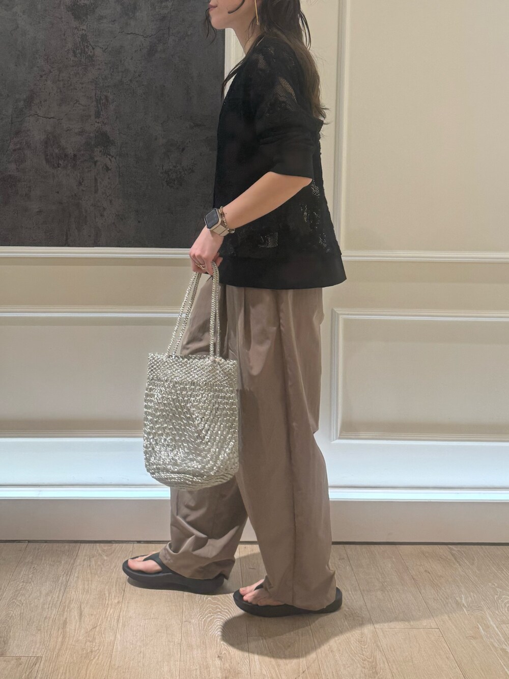 ブラック系のカーディガン/ボレロ、イエロー系のその他パンツ、ブラック系のサンダルを着用したレディースの春コーディネートの2枚目の写真