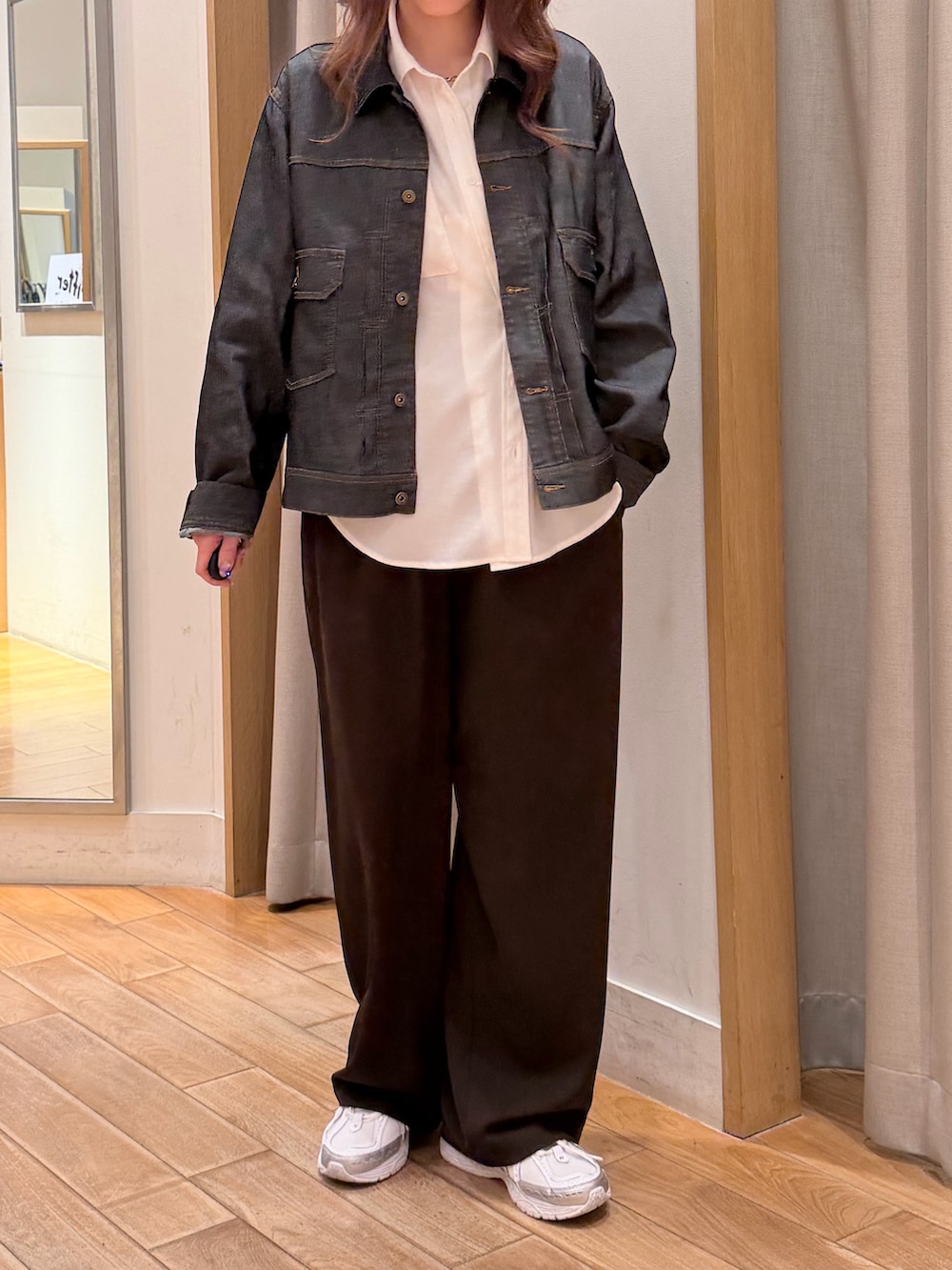 ブラック系のデニムジャケット、ホワイト系のシャツ/ブラウス、ブラウン系のその他パンツを着用したレディースの春コーディネートの4枚目の写真