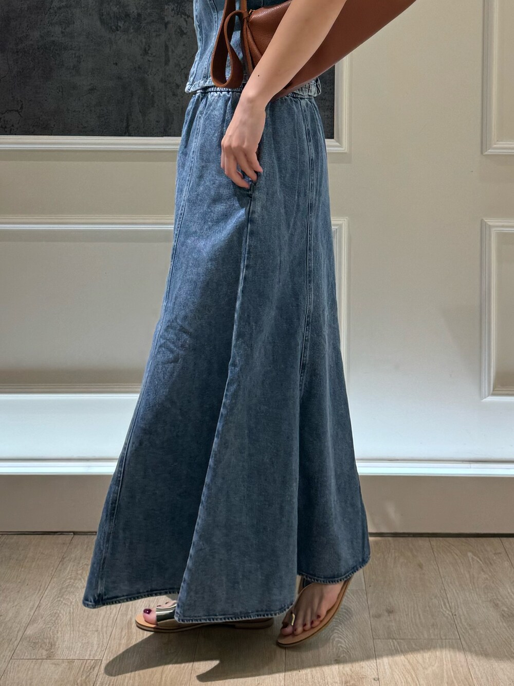 ブルー系のシャツ/ブラウス、ブルー系のスカート、イエロー系のショルダーバッグを着用したレディースの夏コーディネートの5枚目の写真