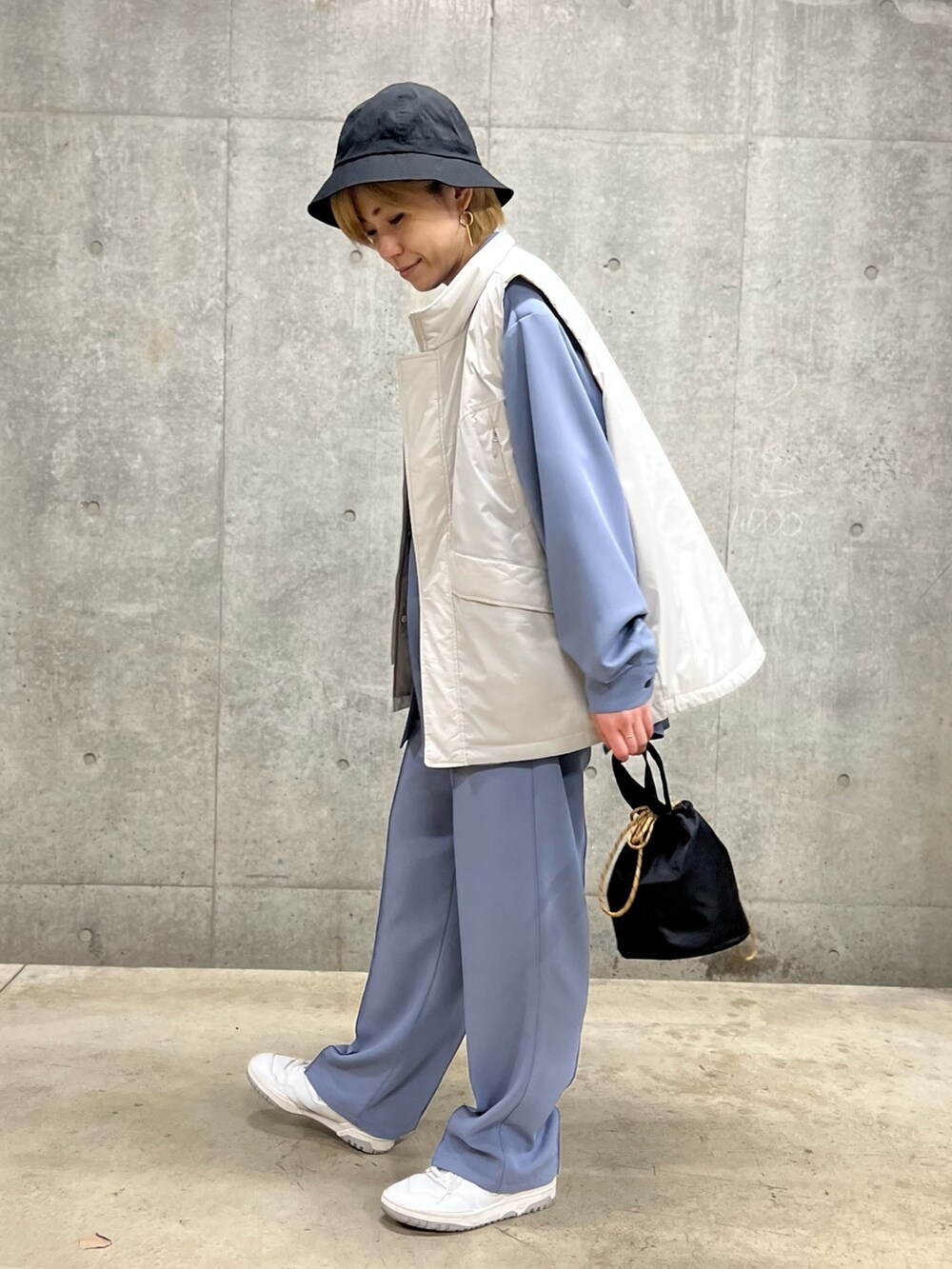 ホワイト系のベスト、ブルー系のシャツ/ブラウス、ブルー系のその他パンツを着用したレディースの春コーディネートの2枚目の写真