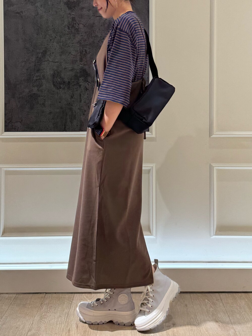 ブラック系のTシャツ/カットソー、ブラウン系のワンピース、グレー系のスニーカーを着用したレディースの夏コーディネートの3枚目の写真