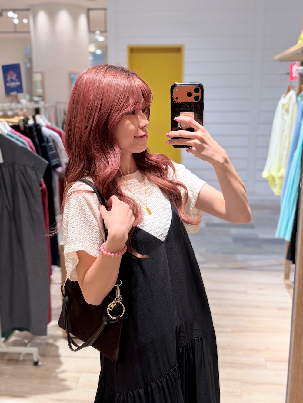 ホワイト系のTシャツ/カットソー、ブラック系のワンピース、ブラック系のサンダルを着用したレディースの夏コーディネートの2枚目の写真