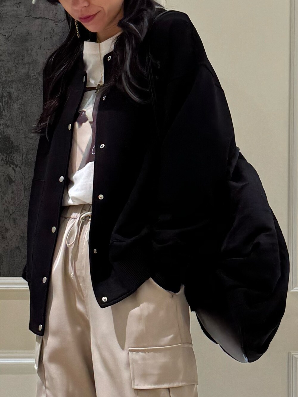 ベージュ系のその他パンツ、ブラック系のブルゾン、ブラック系のショルダーバッグを着用したレディースの春コーディネートの2枚目の写真