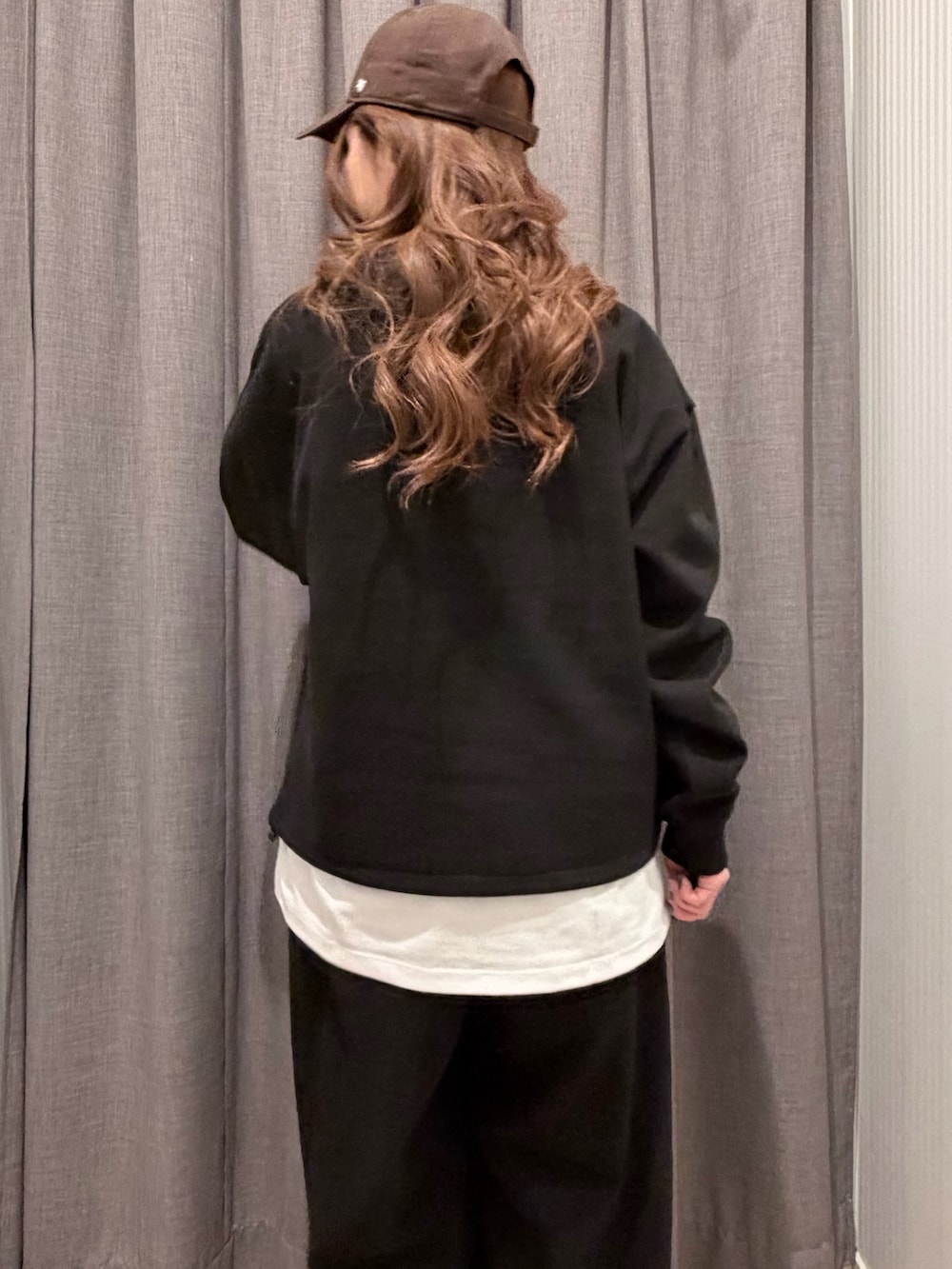 ブラック系のスウェット、ブラック系のその他パンツを着用したレディースの冬コーディネートの3枚目の写真