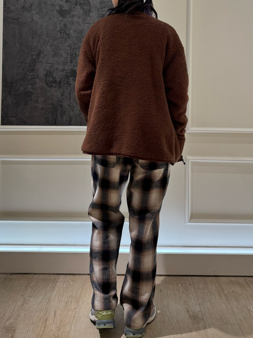 ブラウン系のカーディガン/ボレロ、ブルー系のキャップを着用したレディースの秋コーディネートの3枚目の写真