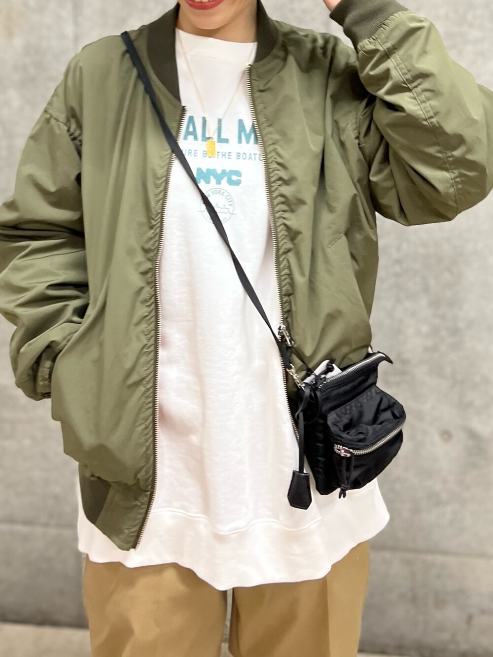 ベージュ系のブルゾン、ホワイト系のスウェット、ベージュ系のその他パンツを着用したレディースの春コーディネートの3枚目の写真