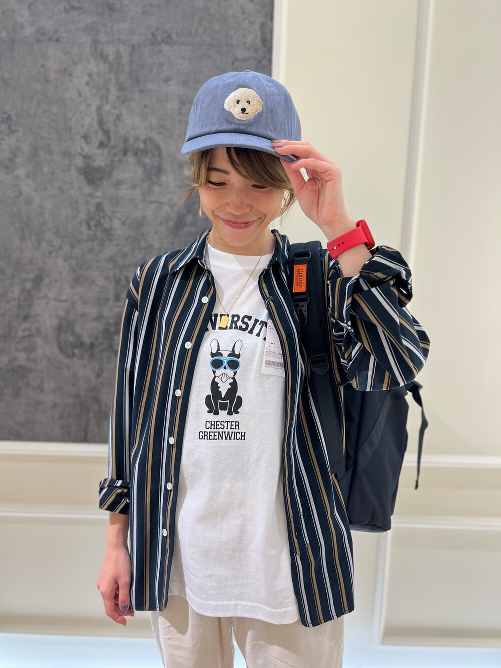 ブラウン系のシャツ/ブラウス、ホワイト系のその他パンツ、ブルー系のキャップを着用したレディースの秋コーディネートの2枚目の写真