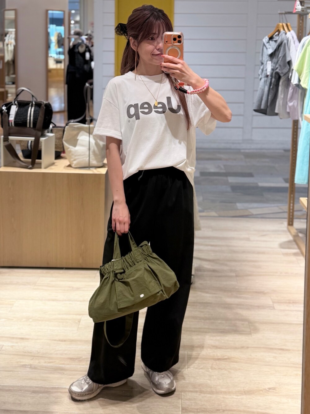 ホワイト系のTシャツ/カットソー、ブラック系のその他パンツ、グリーン系のショルダーバッグを着用したレディースの夏コーディネートの3枚目の写真