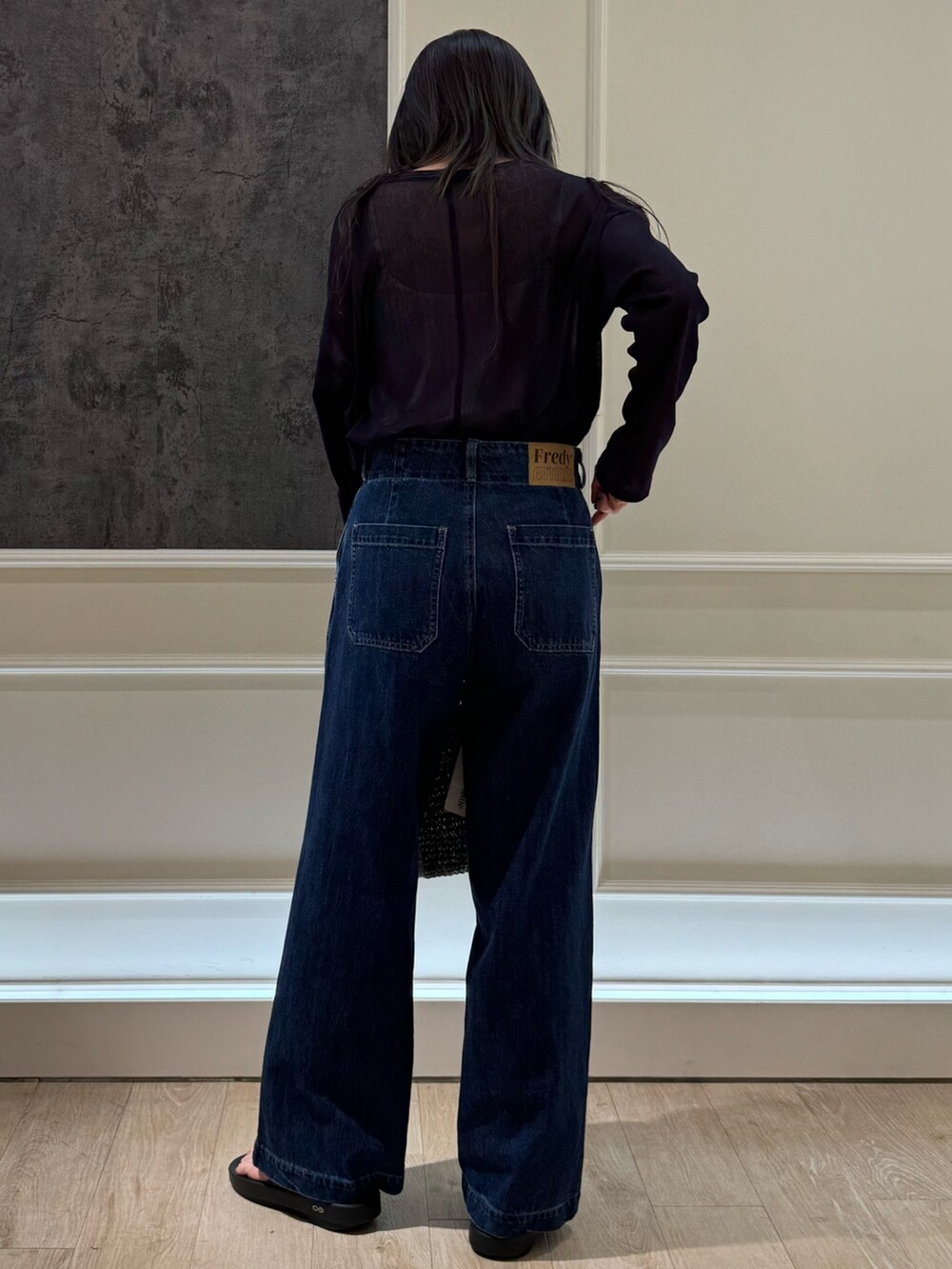 ブルー系のTシャツ/カットソー、ブルー系のデニムパンツ、ブラック系のトートバッグを着用したレディースの春コーディネートの5枚目の写真