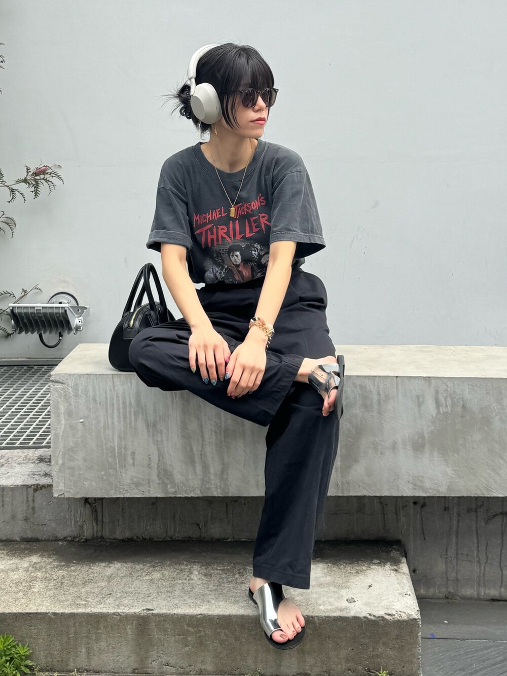 グレー系のTシャツ/カットソー、ブラック系のチノパンツを着用したレディースの春コーディネートの2枚目の写真